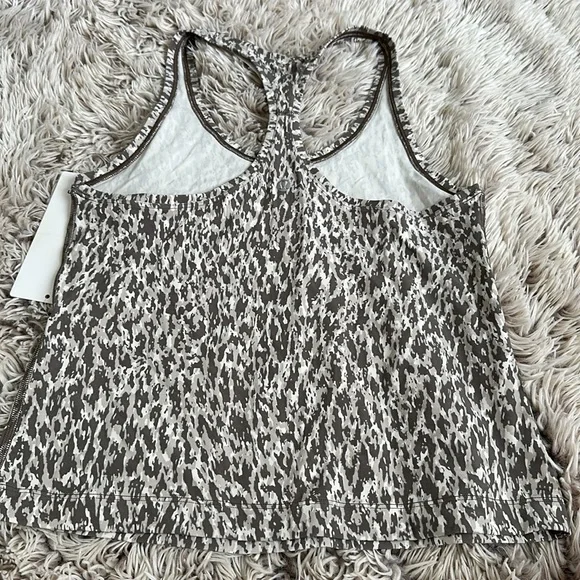 NWT Lululemon Athletica Nulu Tank - Picture 4 of 5